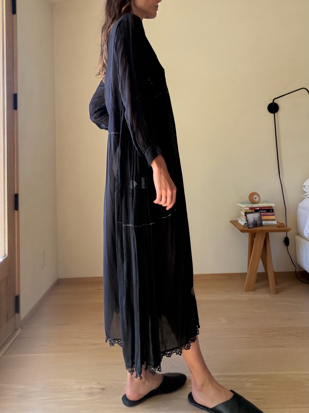 Elegant Black Long-Sleeve Midi Dress INJIRI - Picture 3 of 15